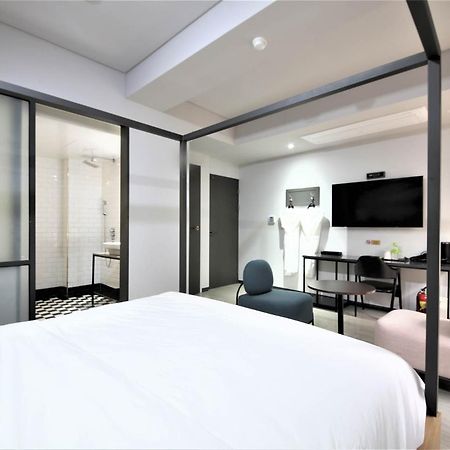 Seomyeon Hound Hotel 1St Street Busan Eksteriør billede